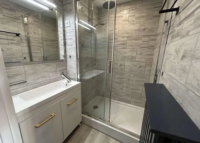 Rénové, 4 Couchages, Proche Et Commerces, Parking Privé, Port Camargue - Fr-1-250-44 * Le Grau-du-Roi
