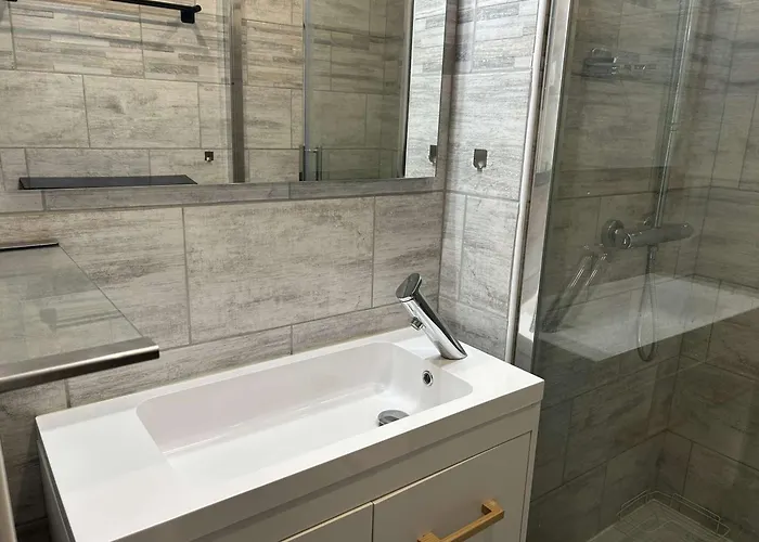 Rénové, 4 Couchages, Proche Et Commerces, Parking Privé, Port Camargue - Fr-1-250-44 * Le Grau-du-Roi